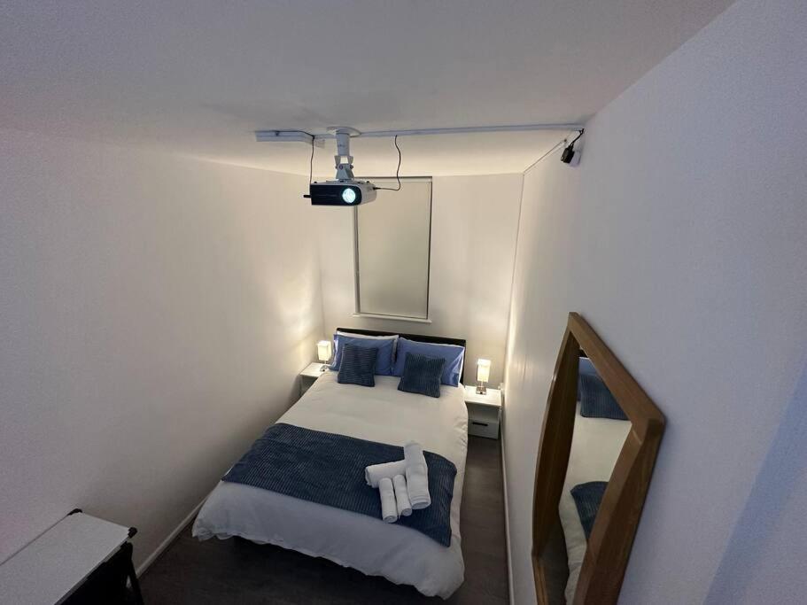 Small Cozy Private Bedroom Zone1 런던 외부 사진